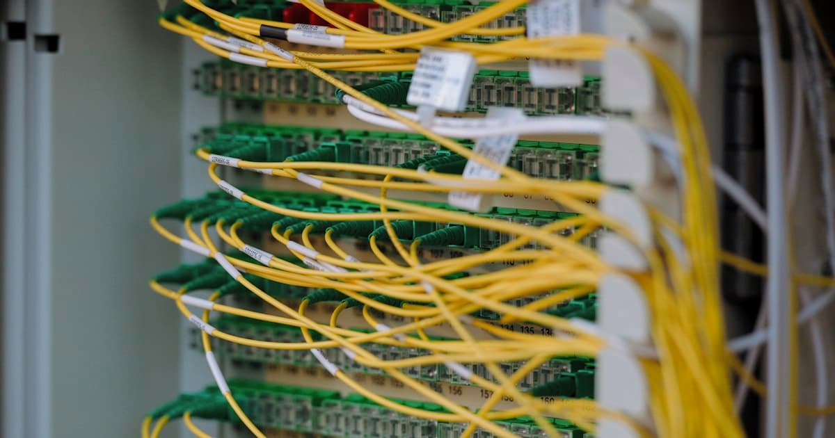 Self-hosting czy chmura: co wybrać dla systemu firmowego w 2026?