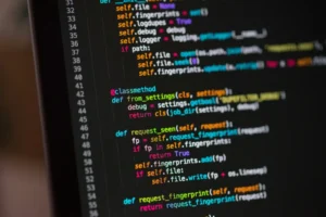 Dedykowany CRM czy warto — kod open source na ekranie