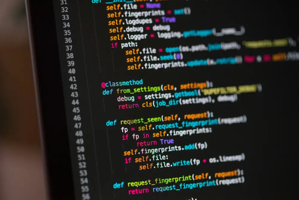 Dedykowany CRM czy warto — kod open source na ekranie